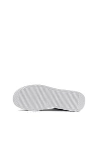 Suola di scarpa in gomma bianca con un motivo testurizzato e rigato per migliorare la trazione. Presenta una leggera curvatura sul tallone. Design pulito e minimalista.