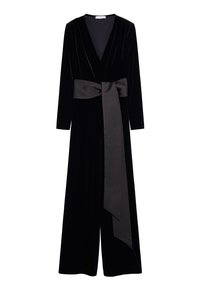 Combinaison longue en velours noir à manches longues, décolleté en V profond et large ceinture en satin nouée en nœud à la taille, pantalon à jambes larges.