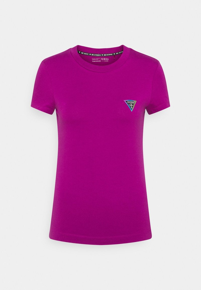T-shirt violet à manches courtes et col rond avec petit logo triangulaire Guess sur le côté gauche de la poitrine et texte noir à l’intérieur du col.