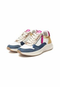 Zapatillas con una mezcla de malla blanca, ante azul marino y acentos dorados metálicos. Cuentan con un zip y una pestaña de talón rosa, con una suela texturizada.