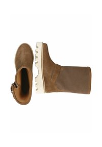 Botas de ante marrón hasta la rodilla con suela de goma crema, que presentan una cremallera lateral y un acabado texturizado. El eje es ligeramente cónico.