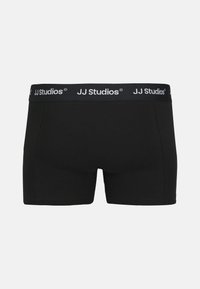 Schwarze Boxershorts mit einem weichen, elastischen Bund, der "JJ Studios" in weißer Schrift zeigt, entworfen für eine enge Passform und Komfort.