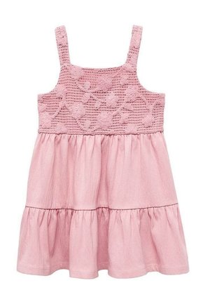 Różowa sukienka z szydełkowanym gorsetem ozdobionym kwiatowymi wzorami, cienkimi ramiączkami i rozkloszowaną, wielowarstwową spódnicą wykonaną z miękkiego materiału.