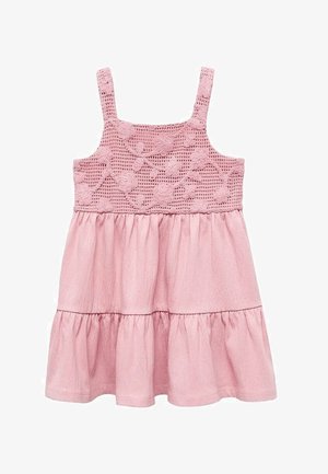 Robe rose avec un corsage en crochet à motifs floraux, bretelles fines et une jupe évasée à volants en tissu doux.