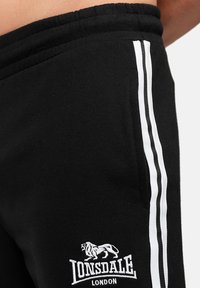 Lonsdale NORMALE PASSFORM FOINDLE - Träningsbyxor - black white