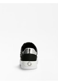 Sneaker nera con dettagli argentati e tallone texturizzato. Suola bianca. Design semplice con minimalismo nei dettagli e logo sul retro.