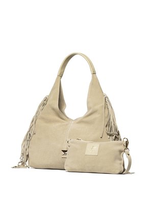 Sac hobo en daim beige avec des détails à franges sur les côtés et une petite pochette zippée assortie avec une sangle pour poignet à l'avant sur fond blanc.
