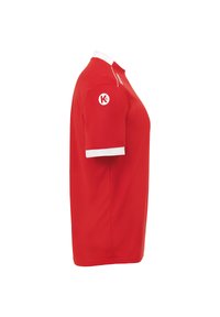 Rode polo met een witte kraag en polsbandjes, voorzien van een logo op de linker mouw en een gladde, ademende textuur.