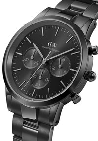 Orologio in acciaio inossidabile nero con finitura opaca, tre sottocifre e dettagli in argento. La cassa rotonda presenta un quadrante nero texturizzato e indicatori delle ore.