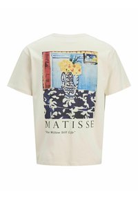 Weißes Baumwoll-T-Shirt mit einem bunten Matisse-Blumengrafik auf der Rückseite, mit dunkelblauen und gelben Akzenten sowie Text unter dem Bild.