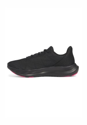 Schwarze Sportschuhe mit einer strukturierten Oberseite, flachen Schnürsenkeln und einer gepolsterten Sohle. Akzentuiert mit pinken Details an der Ferse.