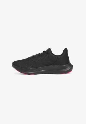 Schwarze Sportschuhe mit einer strukturierten Oberseite, flachen Schnürsenkeln und einer gepolsterten Sohle. Akzentuiert mit pinken Details an der Ferse.