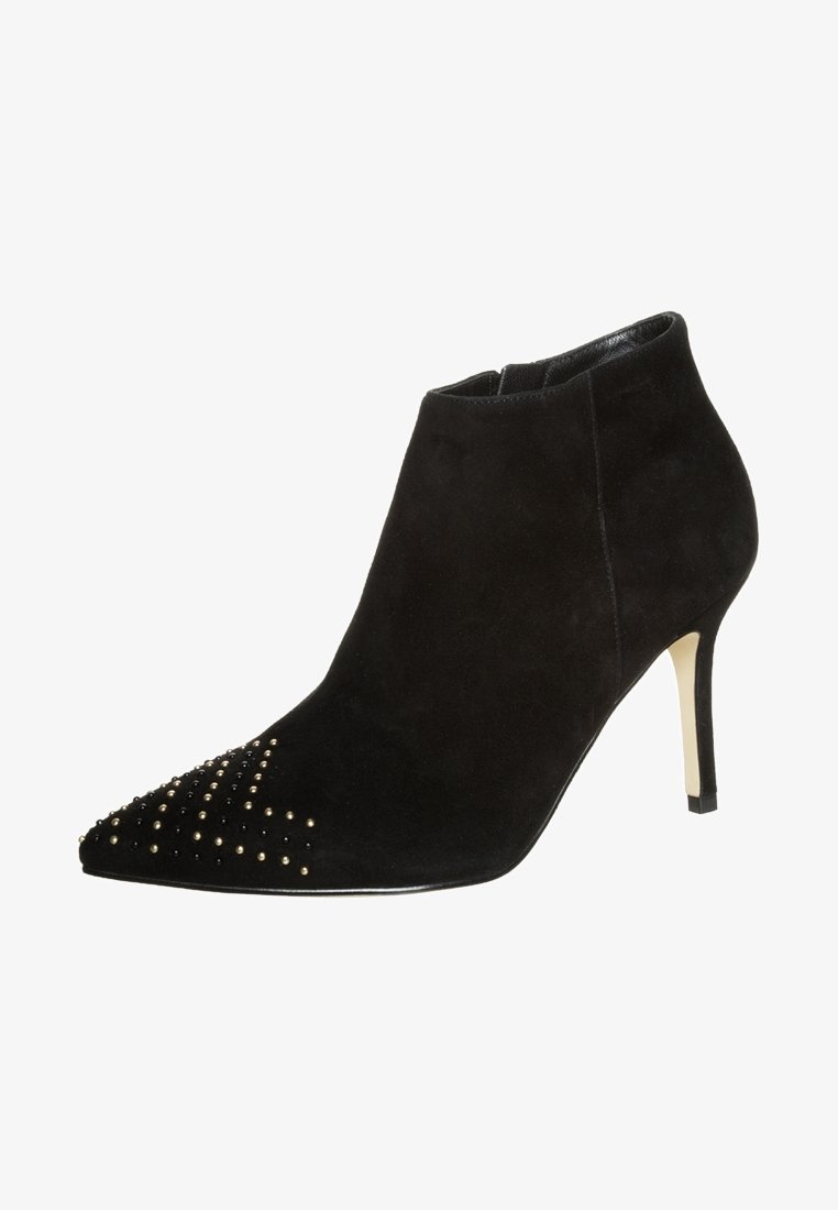 Schwarze Wildleder-Ankle-Boots mit spitzer Zehe, ausgestattet mit goldenen und schwarzen Nietenakzenten und einem schlanken Stiletto-Absatz.