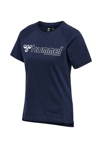 Granatowy sportowy t-shirt z krótkim rękawem, białym logo "hummel" i hasłem "Zmieniaj świat przez sport" z przodu.