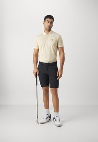 Lyle & Scott GOLF TECH - Polotričko - sand dune