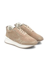 Sneaker in suede beige con accenti metallici, decorazioni intricate lungo i lati e una suola in gomma bianca. Presentano lacci piatti e punta rotonda.