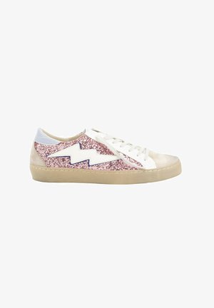 Zapatillas brillantes en rosa con una parte superior de cuero blanco y acentos en zigzag azul. Cuenta con una suela de goma beige y cordones blancos.