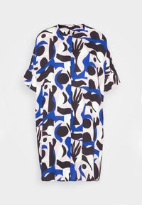 Vestido de manga corta con un patrón abstracto en negro, azul y rosa sobre un fondo claro; diseño de corte recto y largo hasta la mitad del muslo.