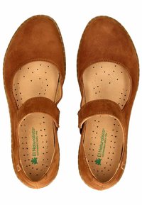 Braune Wildleder-Mary-Jane-Schuhe mit runder Zehenpartie, Knöchelriemen und durchlöchertem Lederinnenfutter. Verfügt über eine strapazierfähige Gummisohle.