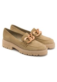 Beżowe zamszowe mokasyny z masywną gumową podeszwą. Posiadają podwójny łańcuch w jasnobrązowym kolorze. Klasyczny płaski fason z okrągłym noskiem.