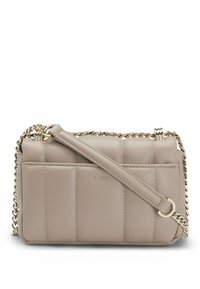 Beige lädercrossbodyväska med vadderad design, med en guld kedjesnor och dragkedjestängning. Kompakt och rektangulär form.