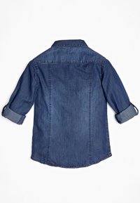 Niebieska dżinsowa koszula z długim rękawem, z podwiniętymi rękawami, widocznymi detalami szwów i spiczastym kołnierzykiem, pokazana od tyłu na białym tle.