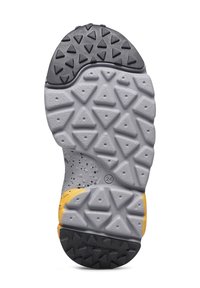 Suela de zapato con una base gris, acentos en negro y amarillo, que presenta un patrón texturizado de tacos triangulares para agarre y estabilidad.