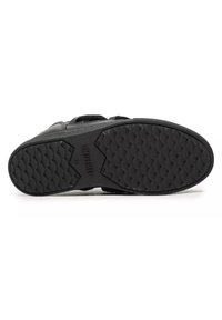 Zwarte sneakerzool met een textuurpatroon van prominente golven en een vlak ontwerp. Bevat merknaam en maatmarkeringen. Rubber materiaal.