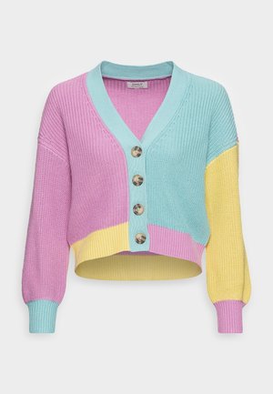 Cardigan court en tricot avec de gros boutons, présentant des blocs de couleur pastel en rose, bleu et jaune avec un col en V et des manches longues.