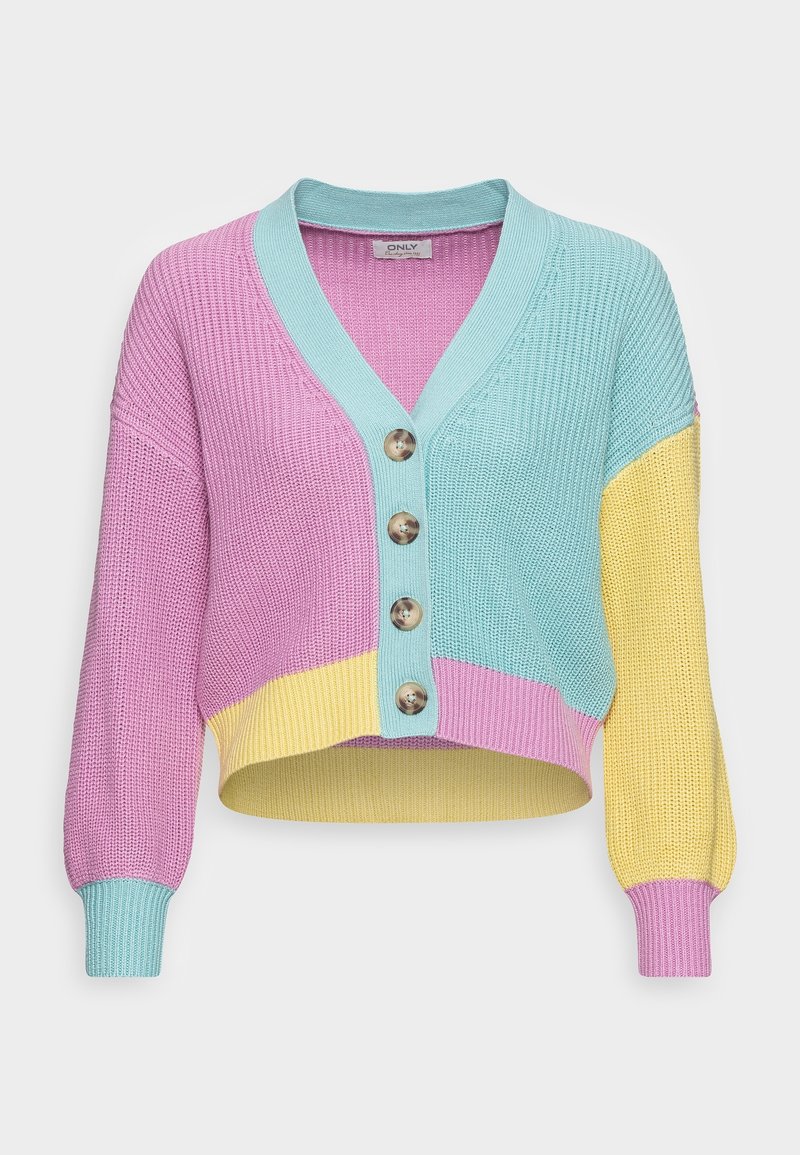Cardigan court en tricot avec de gros boutons, présentant des blocs de couleur pastel en rose, bleu et jaune avec un col en V et des manches longues.