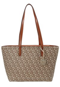 Sac fourre-tout à motifs marron et crème avec deux longues bretelles tan et un détail de charme doré. Tissu texturé et forme structurée.