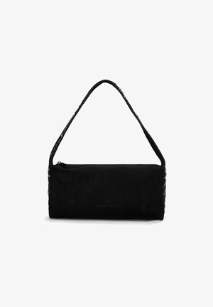 Schwarze Wildleder-Handtasche mit einem Reißverschluss. Verfügt über einen gebogenen Tragegurt und dekorative Akzente an einer Seite. Rechteckige Form mit einer glatten Textur.