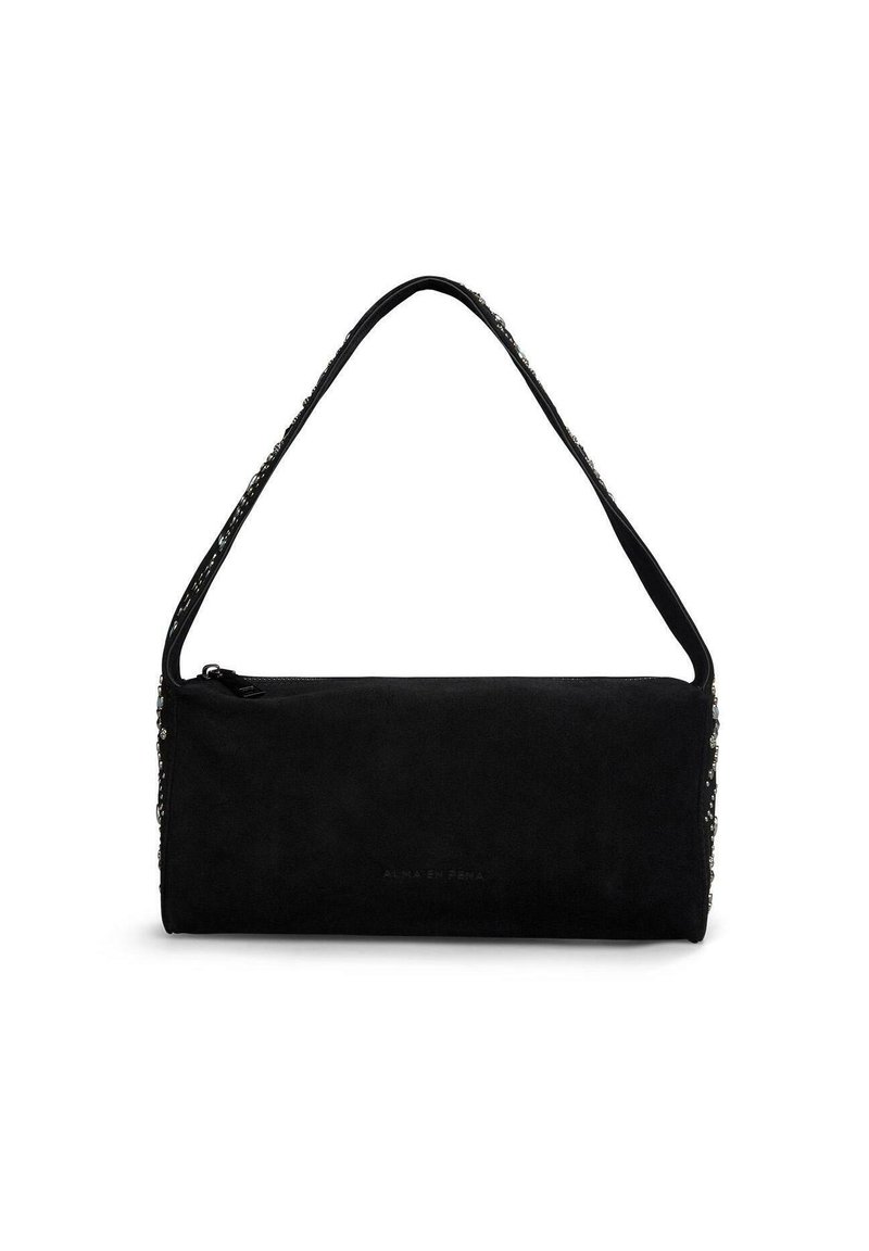 Czarna torebka zamszowa z zamknięciem na zamek. Posiada zaokrąglony pasek i dekoracyjne akcenty po jednej stronie. Prostokątny kształt z gładką teksturą.