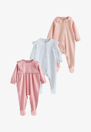 Drei Baby-Strampler mit langen Ärmeln und Füßchen in Pink, Weiß und Pfirsich, mit Spitzendetails und vorderen Druckknöpfen.