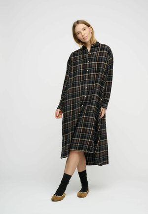 Langes kariertes Hemdkleid in Schwarz, Braun und Beige. Mit einer durchgehenden Knopfleiste, langen Ärmeln und einem lockeren Schnitt mit abgerundetem Saum.