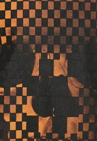 Zwart en oranje gemusterde textiel met een geruit ontwerp, met variërende vierkante vormen en texturen die een visuele diepte creëren.