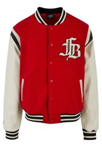 Rød varsityjakke med hvide lædersleeves, ribbet sort og hvid krave og manchetter, med et stort broderet logo på brystet.