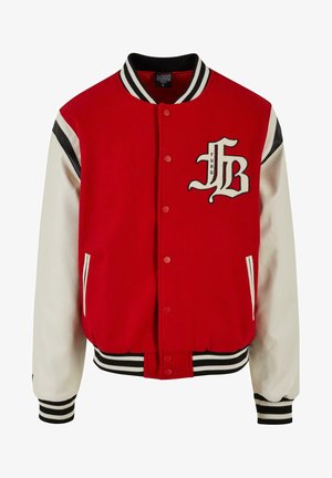 Rote Collegejacke mit weißen Lederärmeln, geripptem schwarz-weißen Kragen und Bündchen, mit einem großen gestickten Logo auf der Brust.