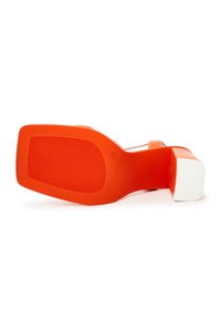 Sandale orange à talon haut avec un bout carré et un talon bloc, vue de la semelle sur fond blanc.