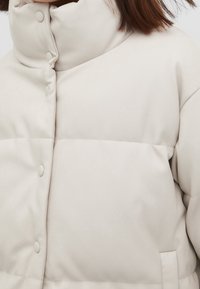 Stradivarius Vinterjakker - off-white
