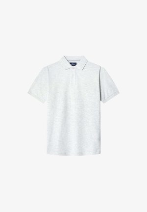 Světle šedé polo tričko vyrobené z měkké tkaniny, s klasickým límečkem, krátkými rukávy a diskrétním logem na levé straně hrudi.