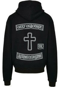Sort hættetrøje med en stor grafiktryk på ryggen, der viser teksten "OZZY OSBOURNE" og et korsdesign i lys grå.