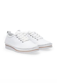 Weiße Lederschuhe mit runder Zehenpartie, Schnürdesign, dekorativer Naht und strukturiertem Gummisohle. Verstellbare Schnürsenkel und glatte Oberfläche.