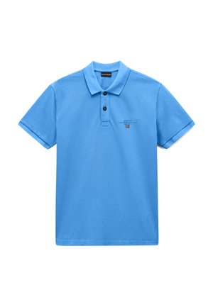 Világoskék rövid ujjú galléros póló két fekete gombbal, valamint kis Napapijri logóval és zászlóval a bal mellkason.