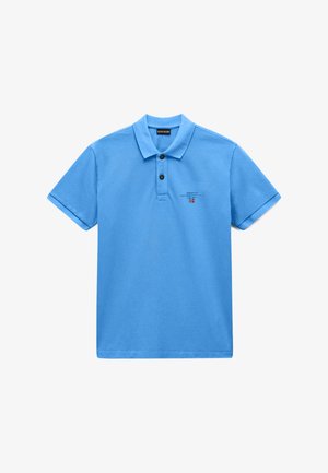 Světlomodré polo tričko s krátkými rukávy, dvěma černými knoflíky a malým logem Napapijri a vlajkou na levé straně hrudi.