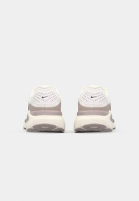 Nike Performance STRUCTURE 26 RUN - Tenisice za cestovno trčanje - summit white/black/vast grey/college grey/sail/sequoia