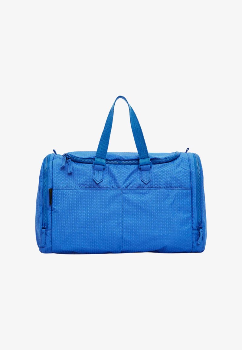 Sac de sport bleu en tissu texturé, doté de deux poignées supérieures et d'une fermeture éclair, avec deux poches latérales pour un rangement supplémentaire.