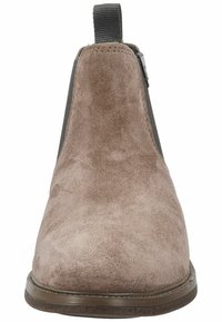 Hnědé semišové kotníkové boty s elastickou boční panely, kulatou špičkou a poutkem; plochá gumová podrážka; hladká textura, minimální švy.