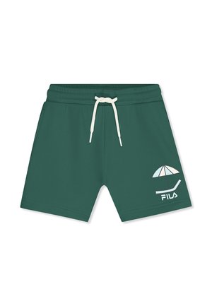 Ciemnozielone szorty z troczkiem, z przodu kieszenie oraz grafiką białej parasolki plażowej i leżaka z logo FILA na prawej nogawce.