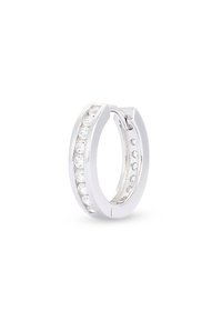 Sudraba riņķa auskars ar skaidru apaļu dārgakmeņu rindu, ieklātu ārējā malā, ar eņģu aizdares stiprinājumu.